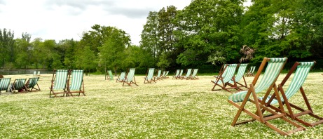 Deckchairs and daisies